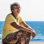 Seminar Übergang Ruhestand: Ältere Frau reflektiert Arbeitsleben